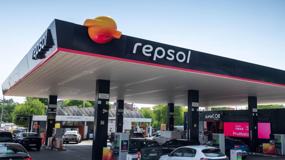 
                        ¿Cómo ahorrar al repostar? Repsol aumenta sus descuentos hasta 40 céntimos/ litro
                    