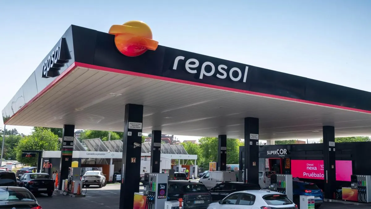 
                        ¿Cómo ahorrar al repostar? Repsol aumenta sus descuentos hasta 40 céntimos/ litro
                    