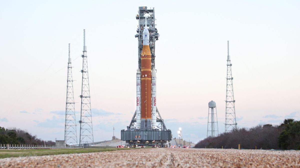 El cohete de la NASA que llevará astronautas a la Luna ya está en la torre de lanzamiento
