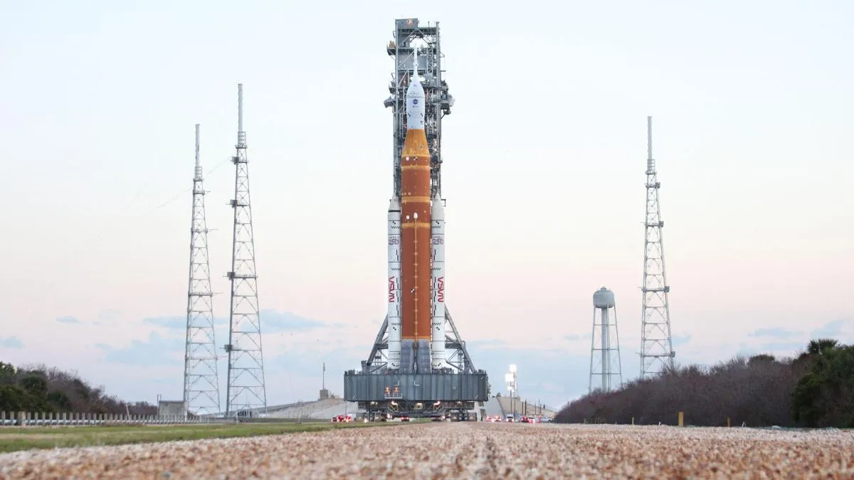 
                              El cohete de la NASA que llevará astronautas a la Luna ya está en la torre de lanzamiento
                          