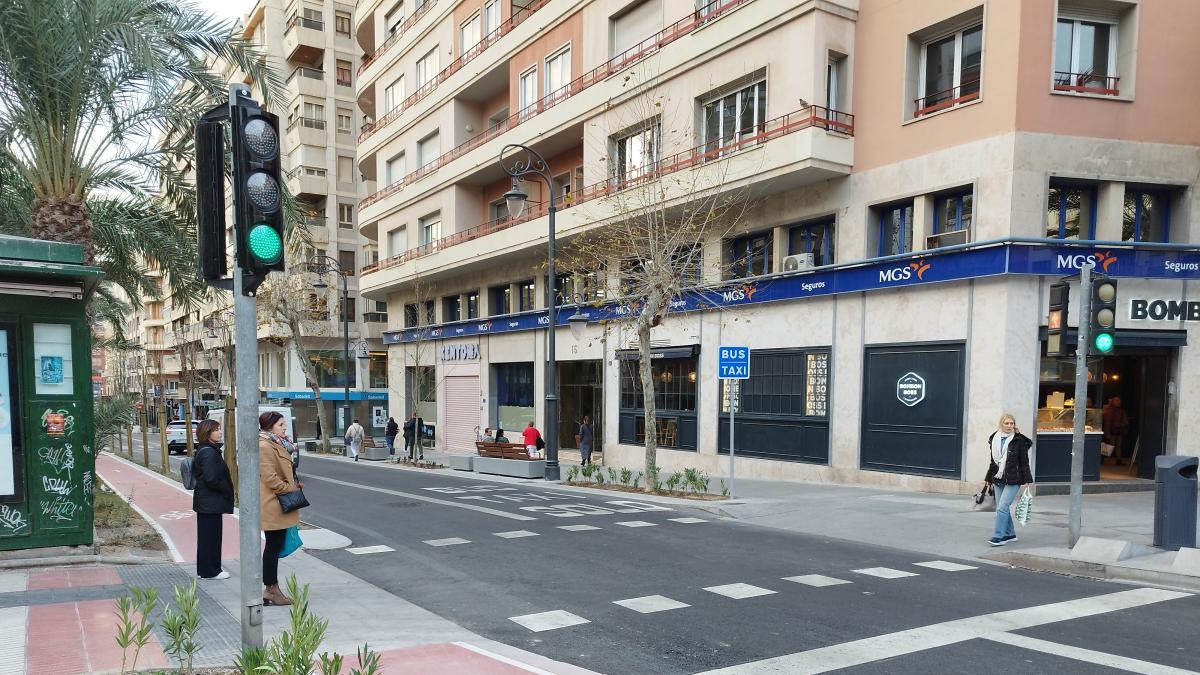 
                                        Alicante evidencia el fracaso del carril-bici en la acera al suprimir el tramo de la estación
                                    