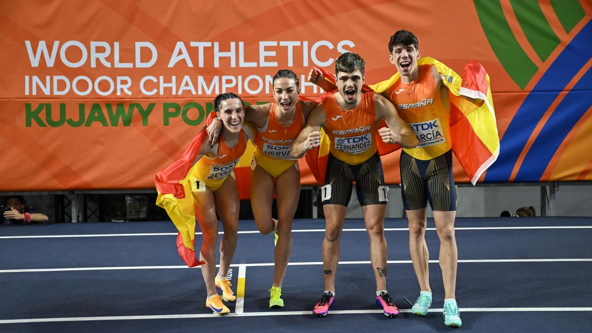 
                                                            En el caos del relevo mixto, España atrapa una plata mundial
                                                        