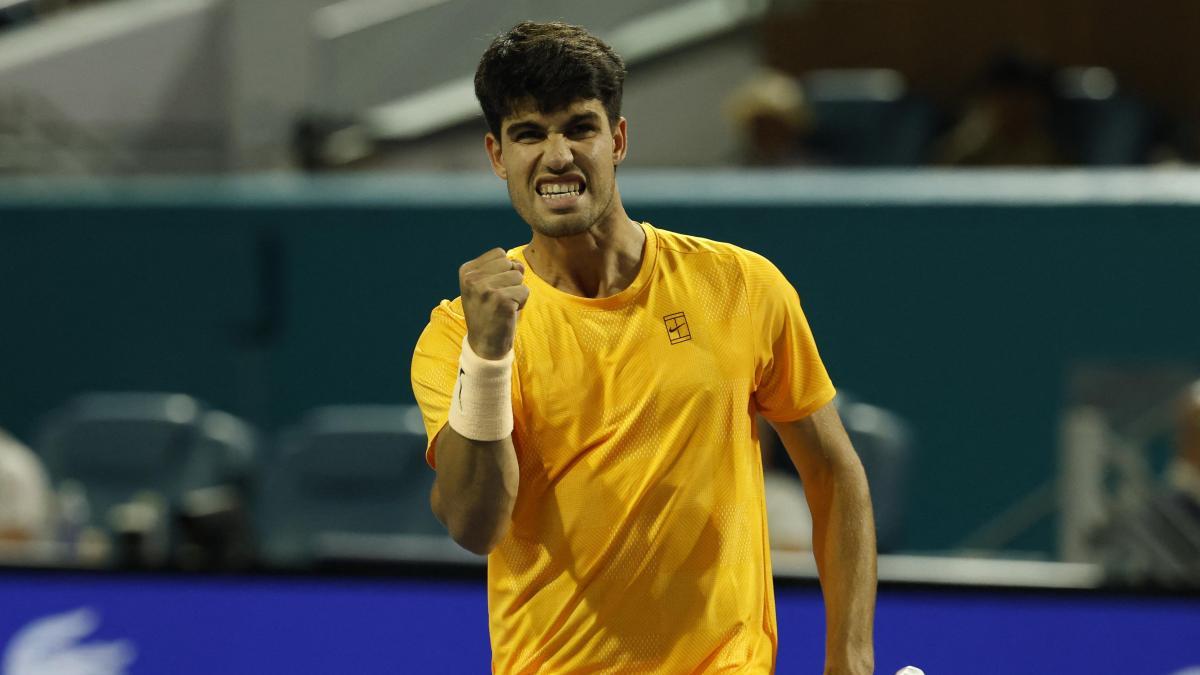 
                                                              Alcaraz barre a Fonseca en su puesta de largo en Miami
                                                          