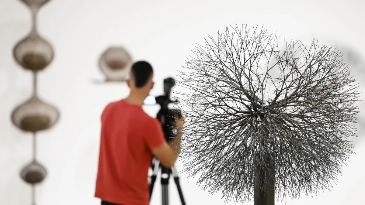 
                                                                                                                  Ruth Asawa, la artista del alambre cuyo arte venció al sexismo y los prejuicios racistas
                                                                                                              