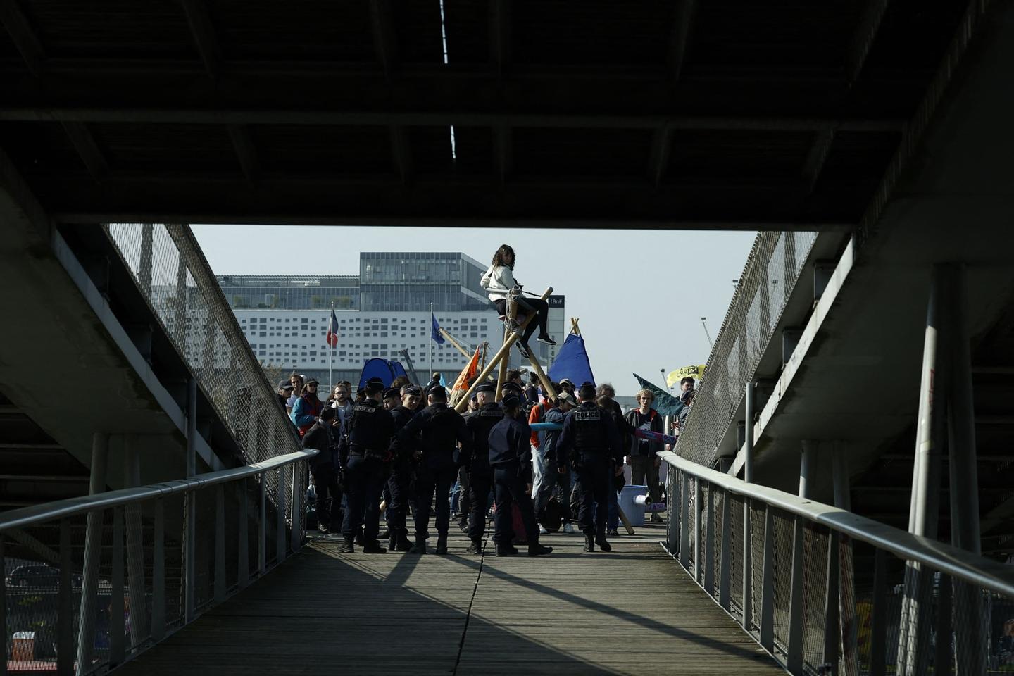 Des militants d’Extinction Rebellion évacués de la passerelle Simone-de-Beauvoir, à Paris, à la veille du second tour des municipales
