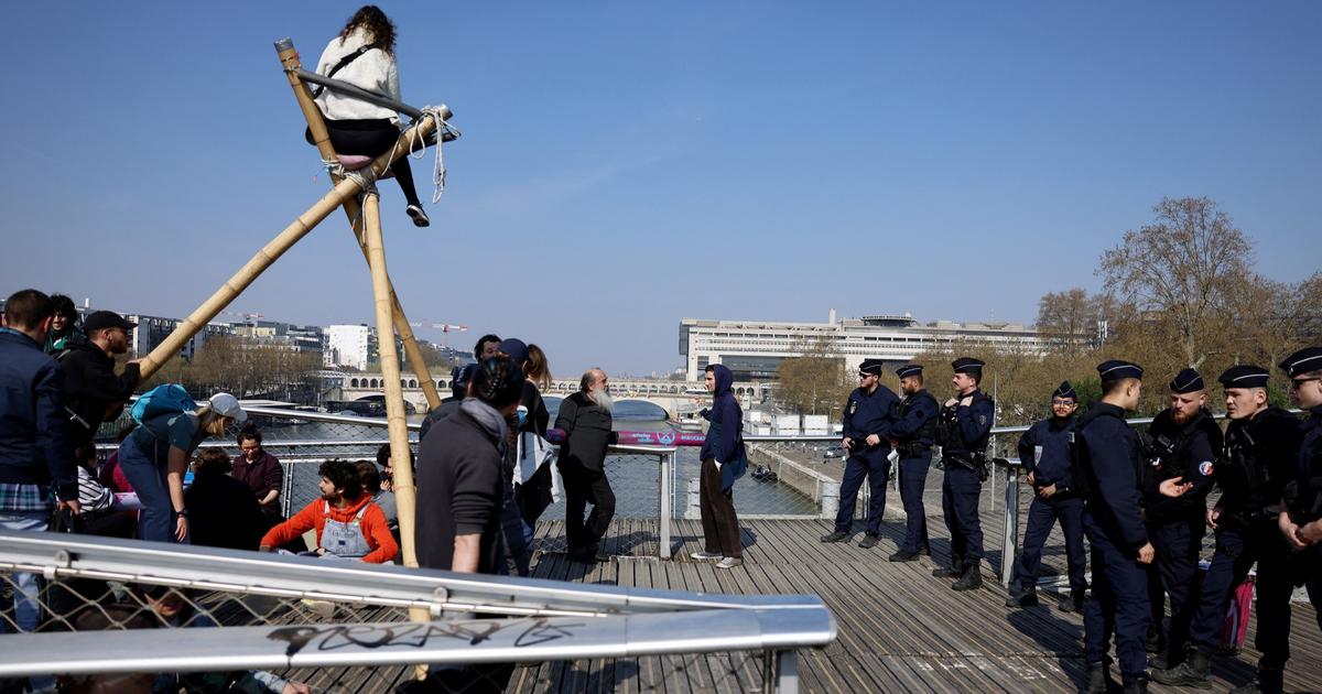 «Remettre l’écologie au centre» : à Paris, le groupe Extinction Rebellion occupe une passerelle à la veille du second tour des municipales