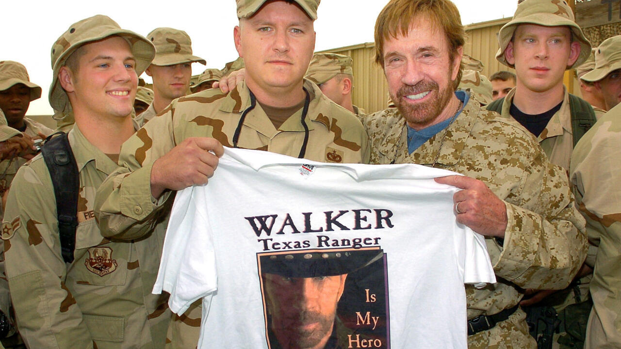 De Centrafrique jusqu'en Ouganda, les amateurs de films de gros bras se souviennent de Chuck Norris