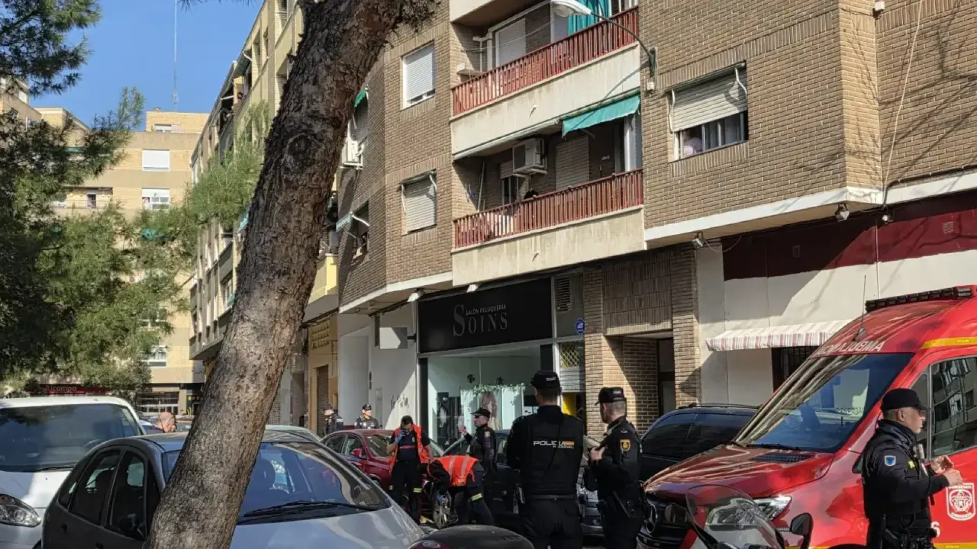 
         Muere una mujer tiroteada en plena calle en Zaragoza por su expareja, que después se ha suicidado 
    