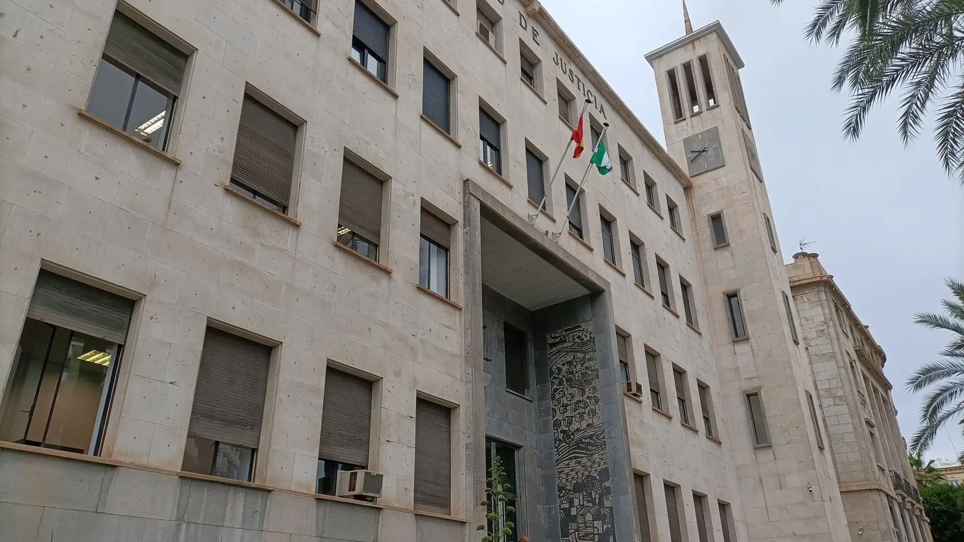 Un año y seis meses de prisión para un profesor de Almería que pidió a una alumna de 14 años enseñar los pechos para aprobar