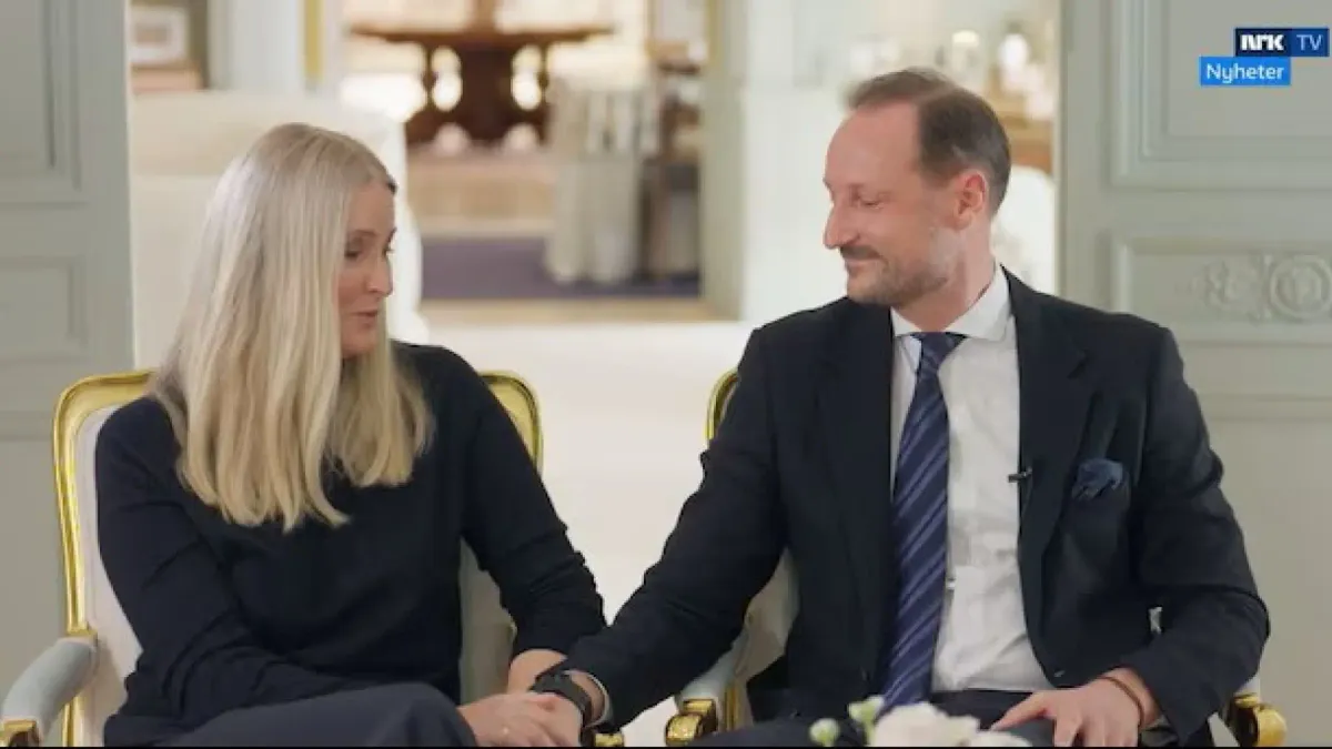 
         Haakon no se plantea reinar sin Mette-Marit, vinculada al caso Epstein: "Cuando uno se casa, es para los buenos y los malos momentos" 
    