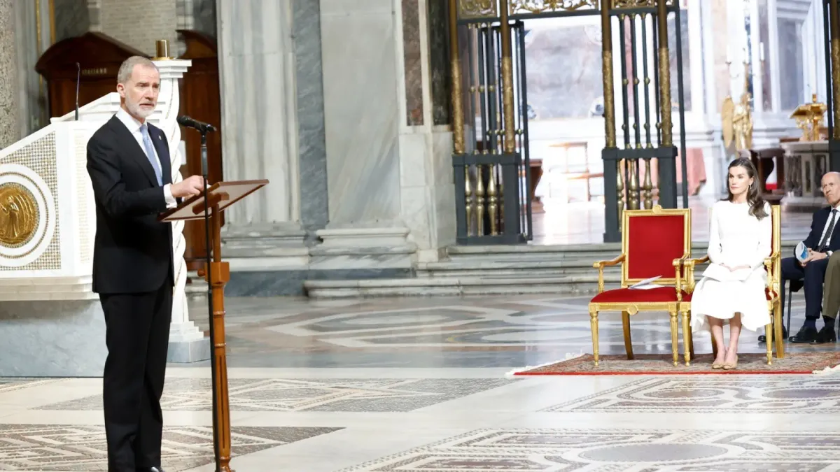 
         El rey Felipe apela a la concordia y a la generosidad frente a la indiferencia en Santa María la Mayor, donde reposa Francisco 
    