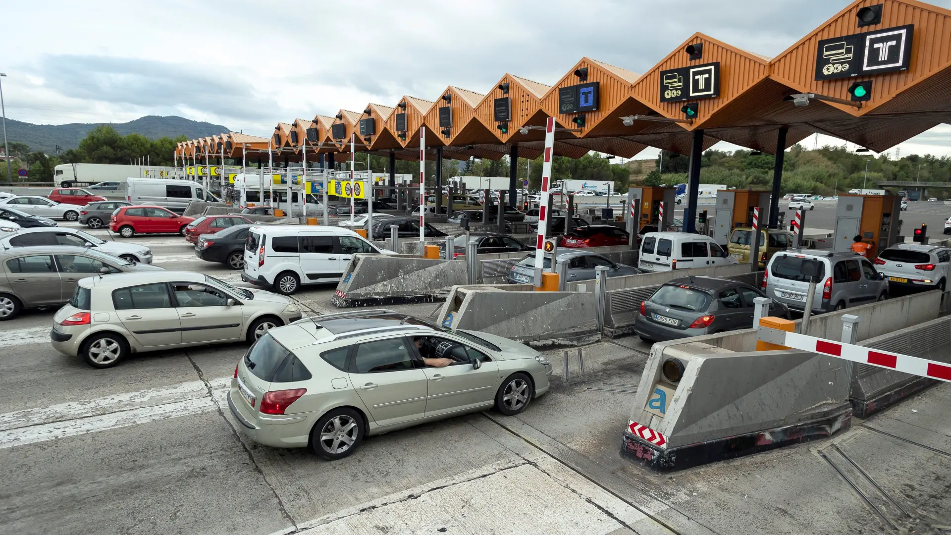 
         La novedosa área de servicio ultrarrápida de la AP-7 que sustituirá al antiguo peaje de La Roca del Vallès 
    