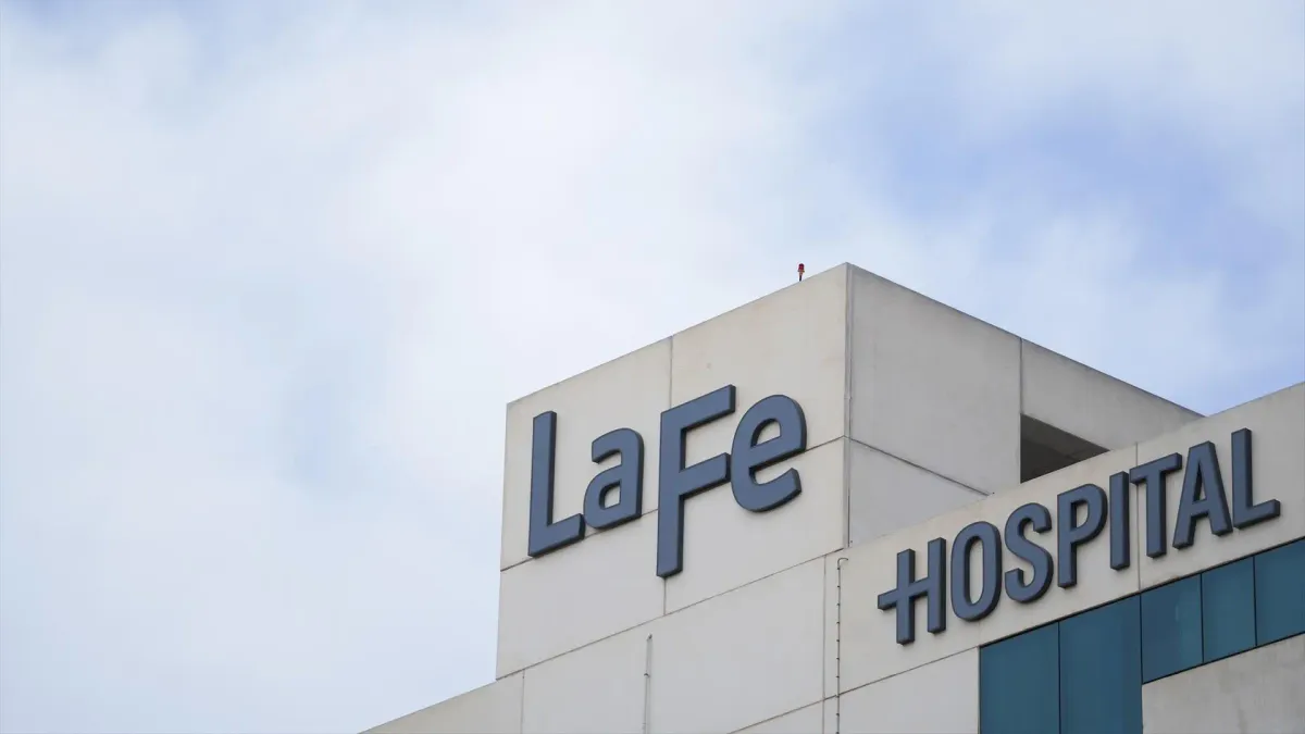 
         Un menor de 12 años resulta herido con lesiones graves y pierde un dedo tras explotarle un petardo en Torrent 
    