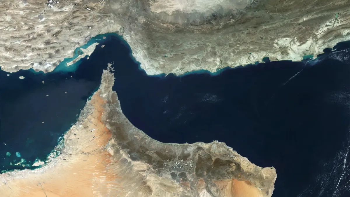 
         Un buque paga hasta dos millones de dólares a Irán para garantizar su paso por el estrecho de Ormuz 
    