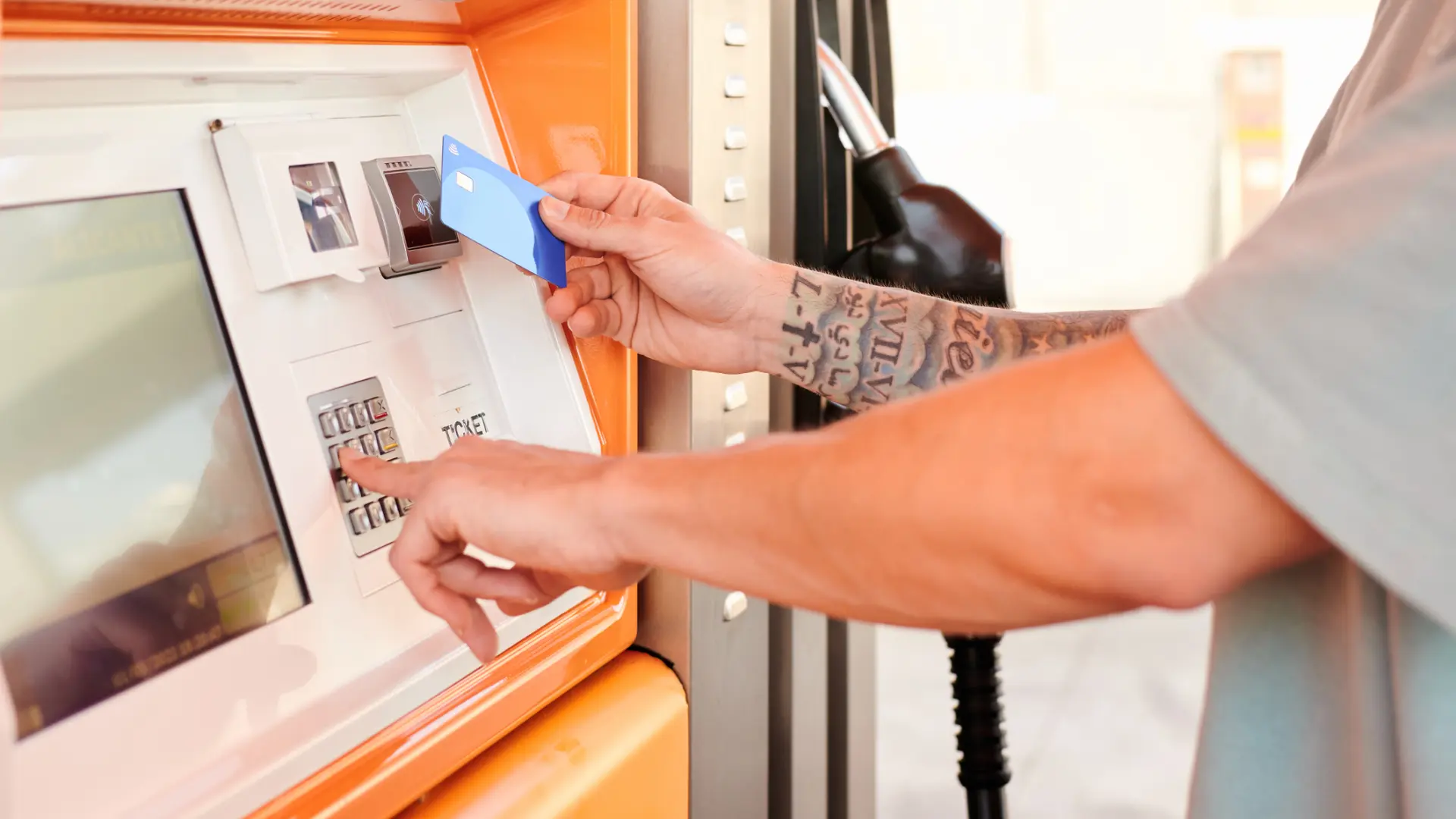 
         Hasta 30 céntimos por litro menos: ¿Cuánto costará llenar un depósito de gasolina en España con la nueva medida anticrisis? 
    