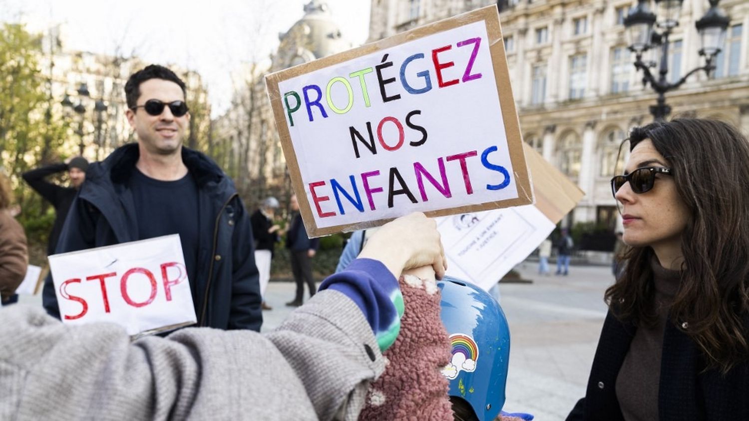 Des parents rassemblés à Paris pour "mettre fin à l'omerta" sur les violences dans le périscolaire