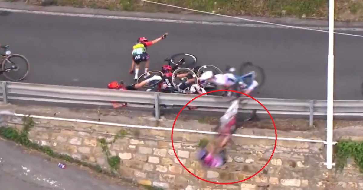 Milan-San Remo : terrible chute dans une descente, une coureuse passe par-dessus la glissière de sécurité
