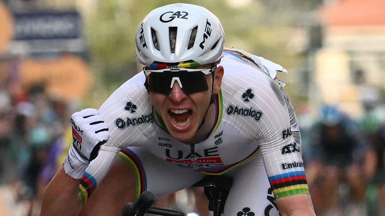 Tadej Pogacar remporte pour la première fois Milan-San Remo, premier "Monument" de la saison, malgré une chute dans le final