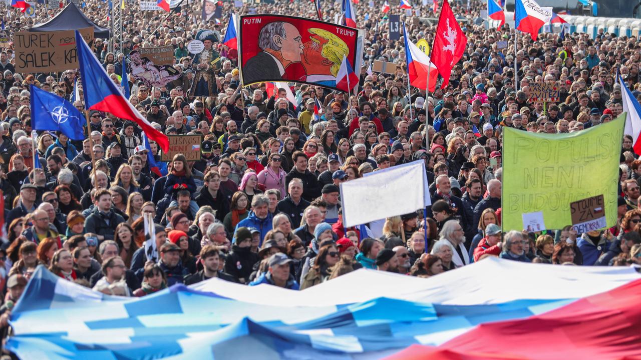 Zehntausende demonstrieren gegen Regierung in Prag