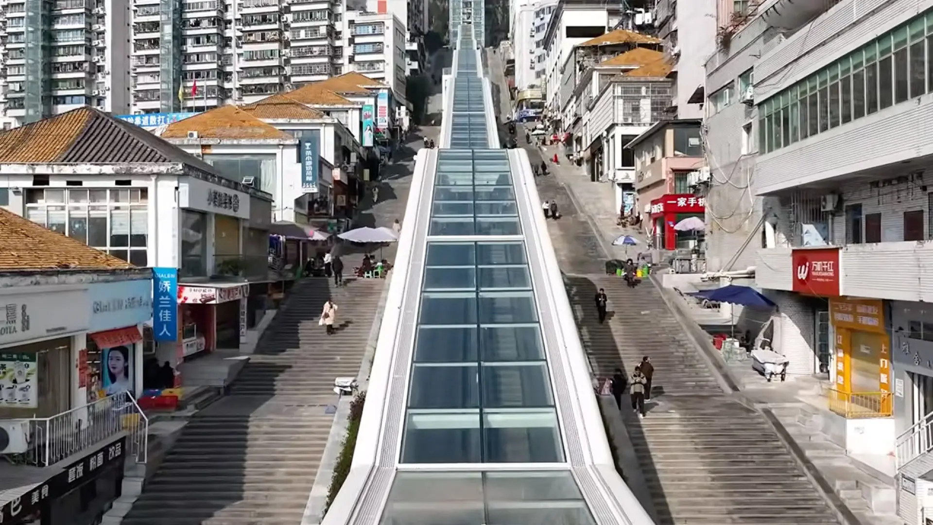 China tiene el sistema de escaleras mecánicas más largo del mundo: reduce el trayecto de una hora a 20 minutos