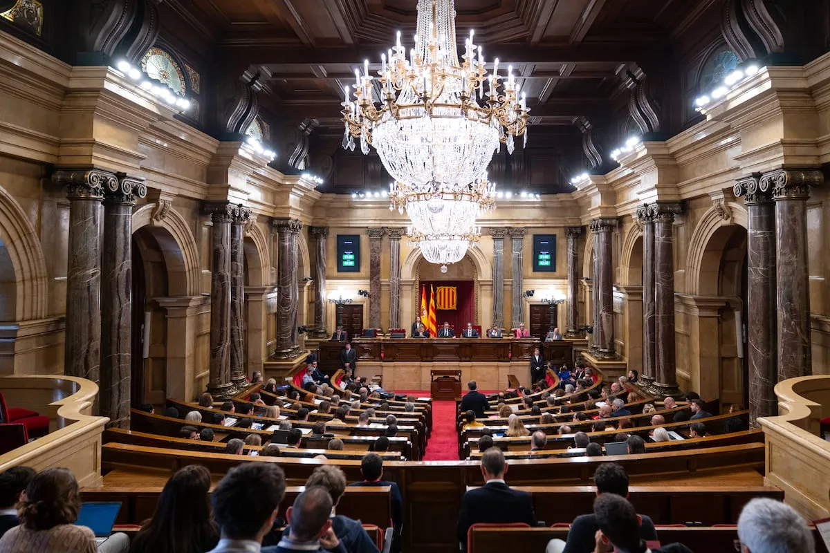 El TSJC obliga al Parlament a izar la bandera española en el edificio de forma permanente