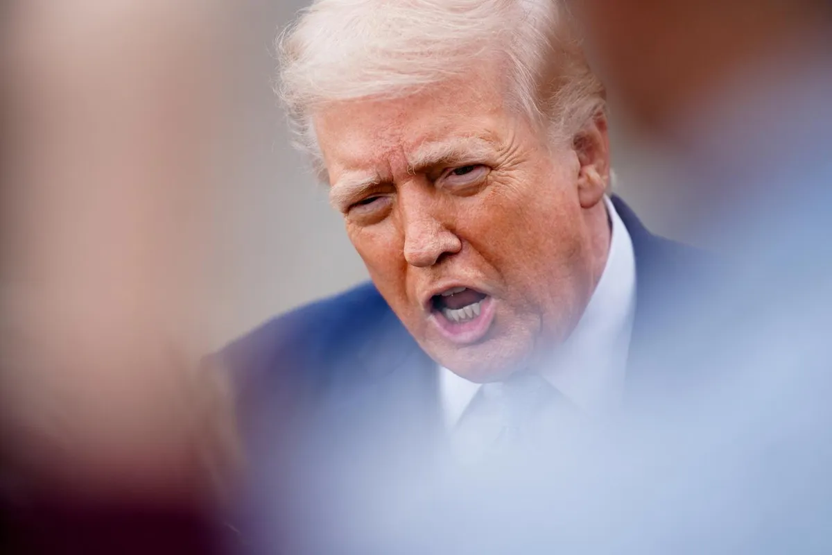 Donald Trump menace d’envoyer l’ICE assurer les contrôles de sécurité dans les aéroports, en manque de personnel à cause d’un shutdown partiel