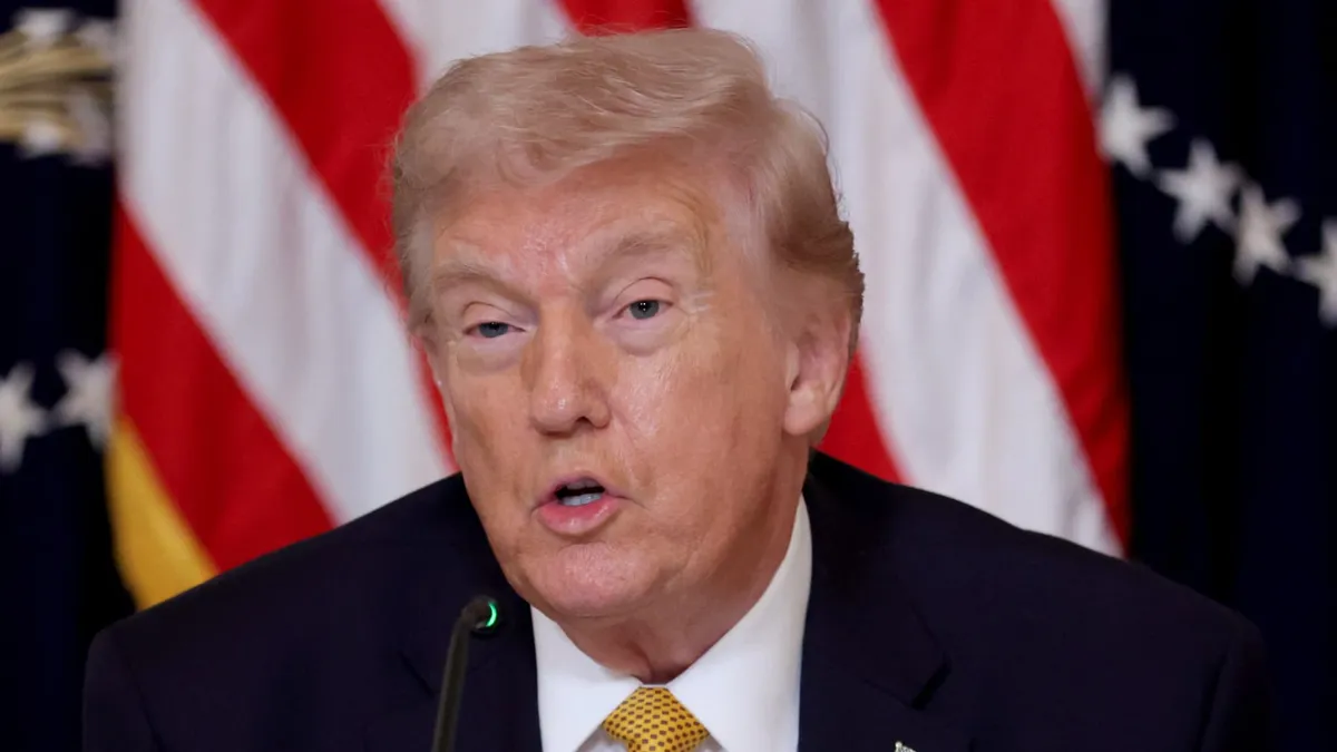 Donald Trump menace d'envoyer la police de l'immigration assurer les contrôles de sécurité aux aéroports "si les démocrates d'extrême gauche ne signent pas immédiatement un accord"