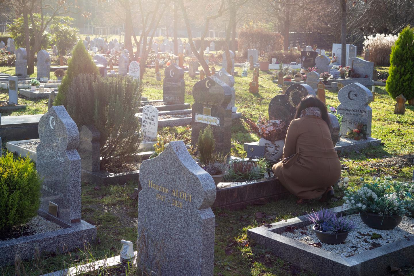 « Ne pas pouvoir me recueillir sur leur tombe me chagrine d’avance » : le dilemme des familles issues de l’immigration sur le rapatriement funéraire