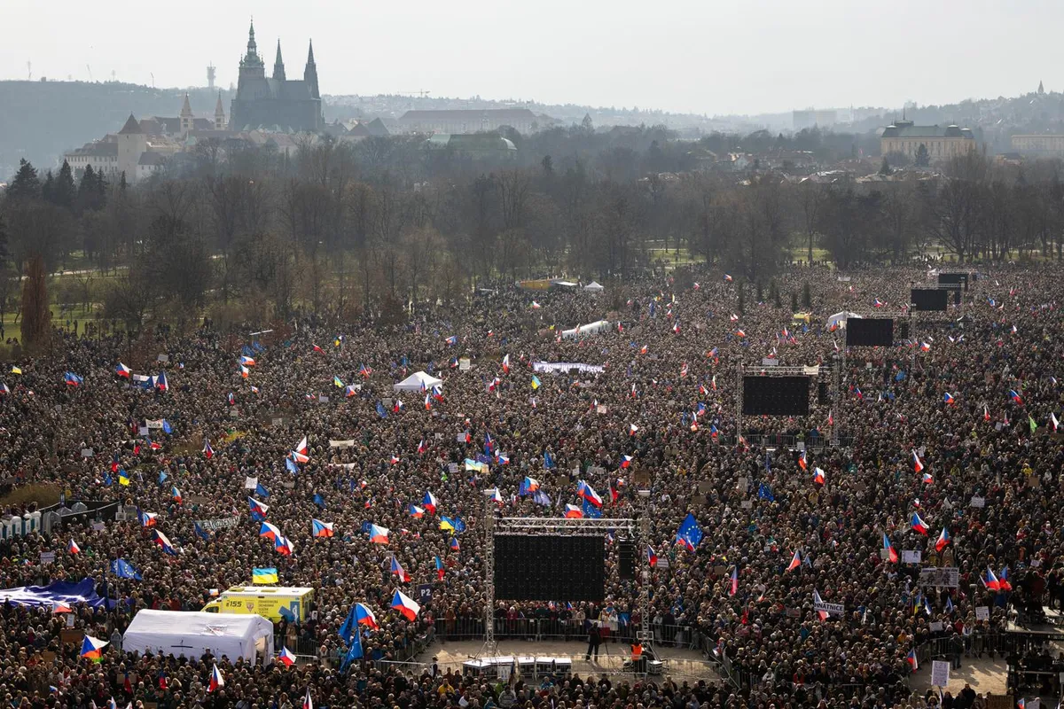 Des dizaines de milliers de Tchèques manifestent contre le gouvernement nationaliste du milliardaire Andrej Babis