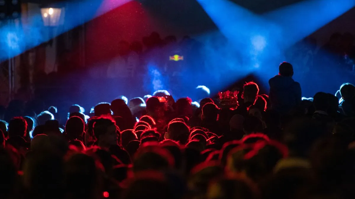 Teenie-Disco in Falkenberg: Kinder und Jugendliche singen rassistische Parole zu »L’amour toujours«