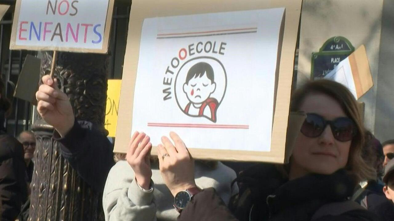 France: des parents rassemblés à Paris contre les violences sexuelles dans le périscolaire