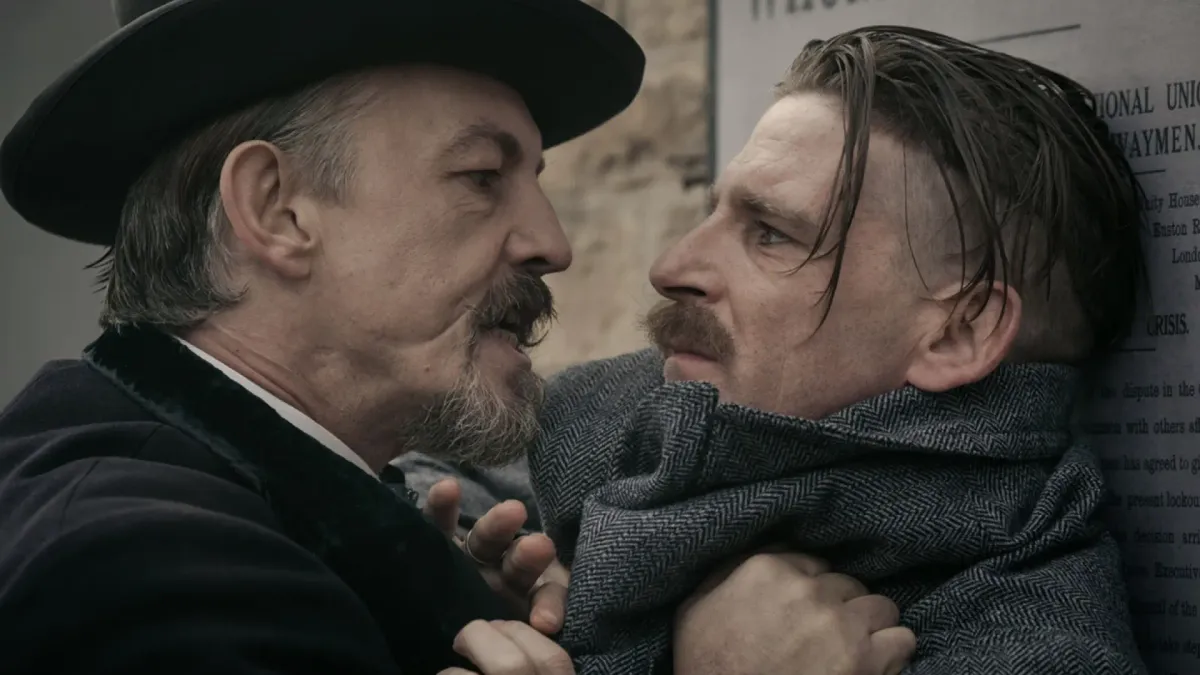 
         La brutal historia de este actor de 'Peaky Blinders' y 'Gladiator': desfigurado de por vida tras una paliza 
    