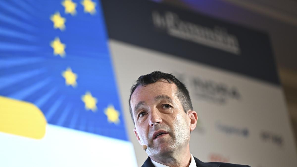 
                                                                                            El consejo de Indra se fractura entre el Gobierno y Escribano
                                                                                        