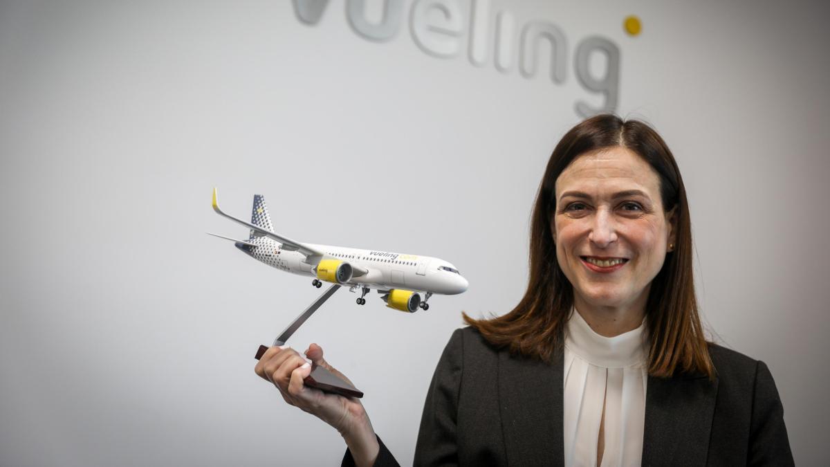 
                                                                                              Carolina Martinoli: la capitana serena de Vueling
                                                                                          