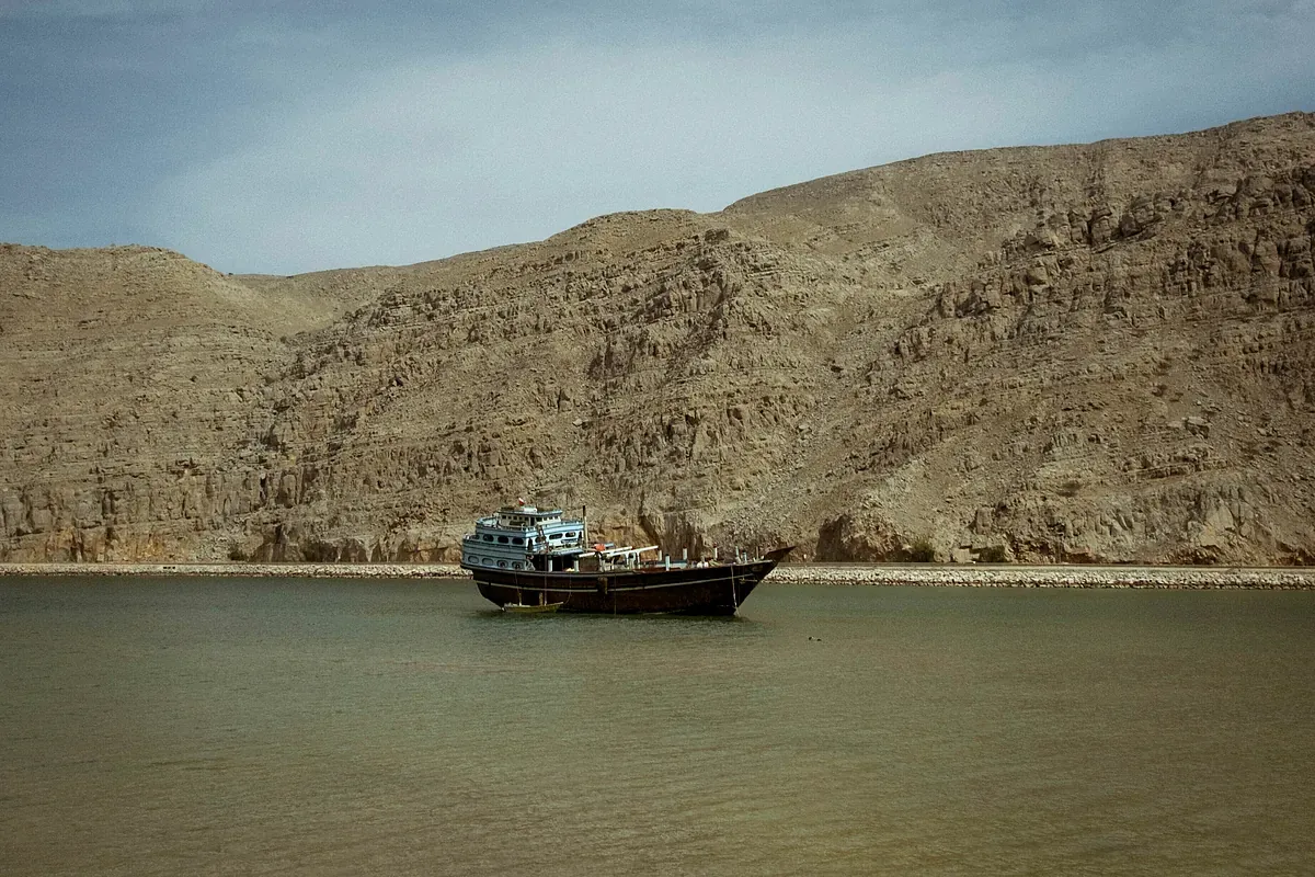 EL MUNDO viaja al Estrecho de Ormuz, epicentro del conflicto bélico con Irán: "Desde este lado puedes oler y sentir la guerra"