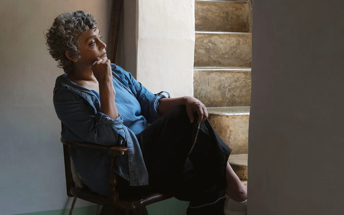 Arundhati Roy, escritora: “Es el pueblo de Irán el que tiene que cambiar el régimen. No EE UU”