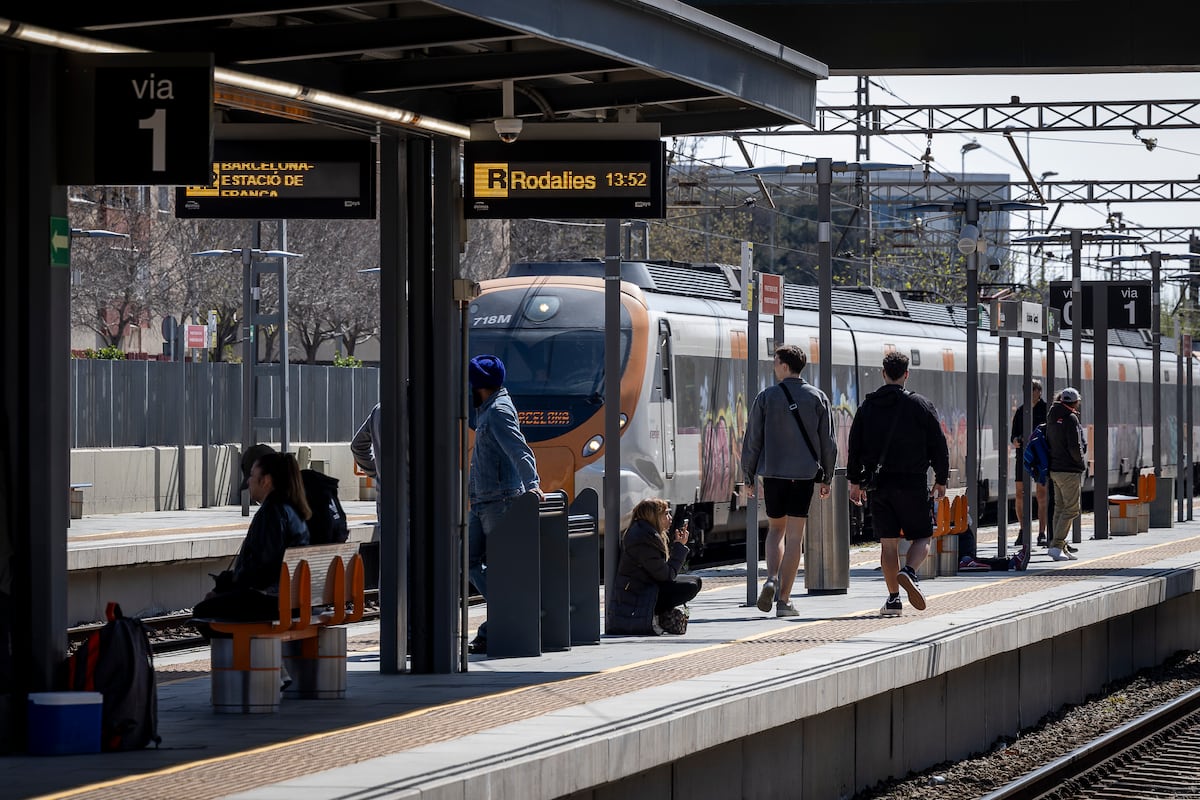 Pantallas que mienten y megafonía averiada: la otra gran crisis de Rodalies