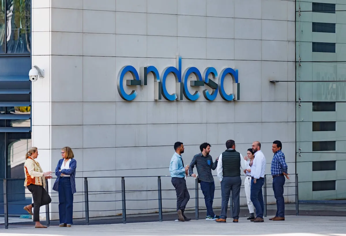 Endesa resiste ante el desánimo del mercado y estrena plan de negocio en máximos de 2008