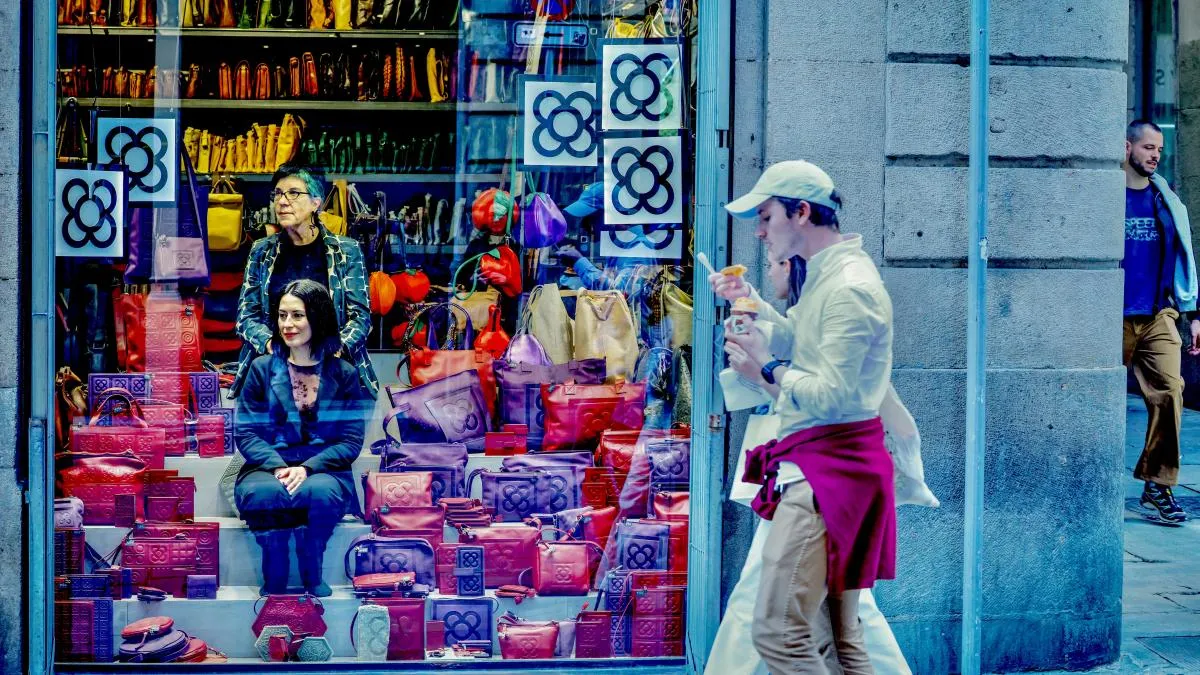 
                                          Así sobrevive un comercio histórico a la invasión de los souvenirs del centro de Barcelona
                                      