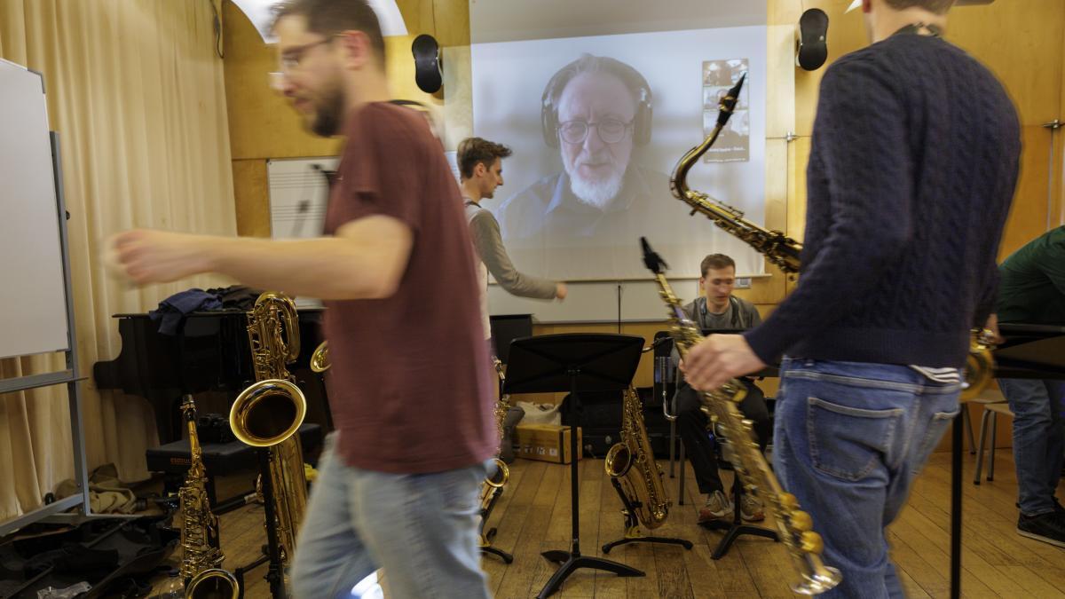 
                                                                                                                        El compositor de los microtonos se enamora del ensemble de saxos Kebyart
                                                                                                                    