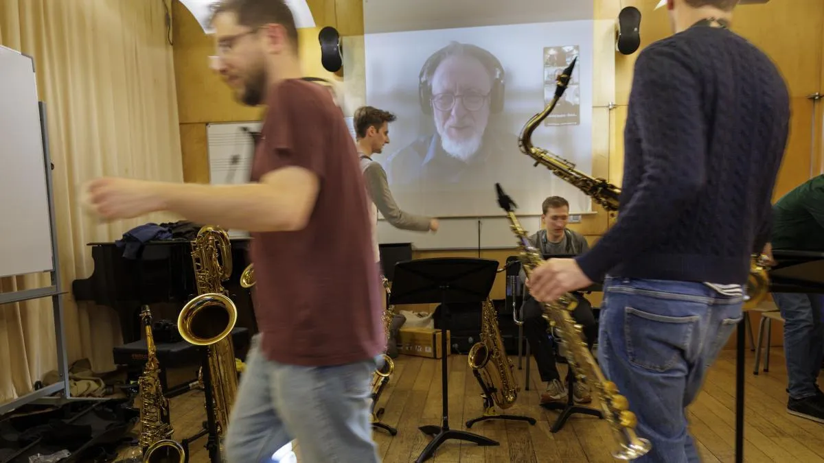 
                                                                                                                        El compositor de los microtonos se enamora del ensemble de saxos Kebyart
                                                                                                                    
