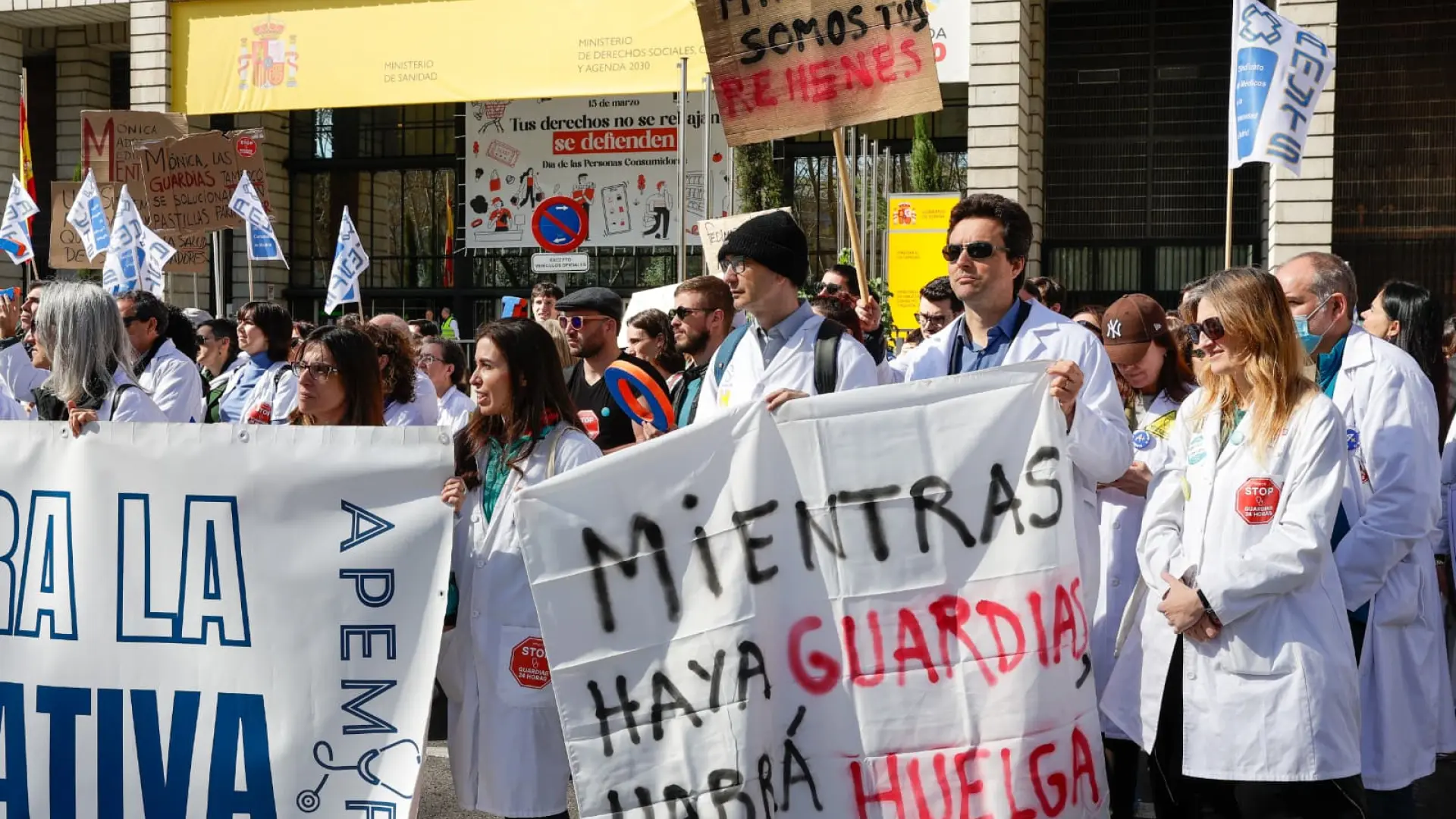 
         Así son en Europa los estatutos propios como el que reclaman los médicos en España: "Lo extraño es la cerrazón de aquí" 
    