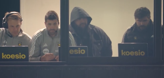 Top 14 : Uini Atonio aperçu en tribune avec le staff rochelais lors de la victoire face à Pau