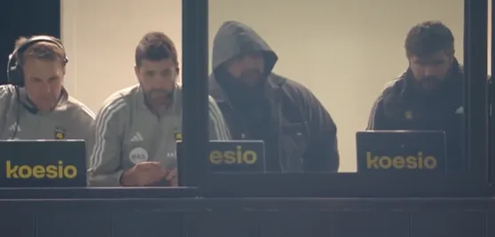 Top 14 : Uini Atonio aperçu en tribune avec le staff rochelais lors de la victoire face à Pau