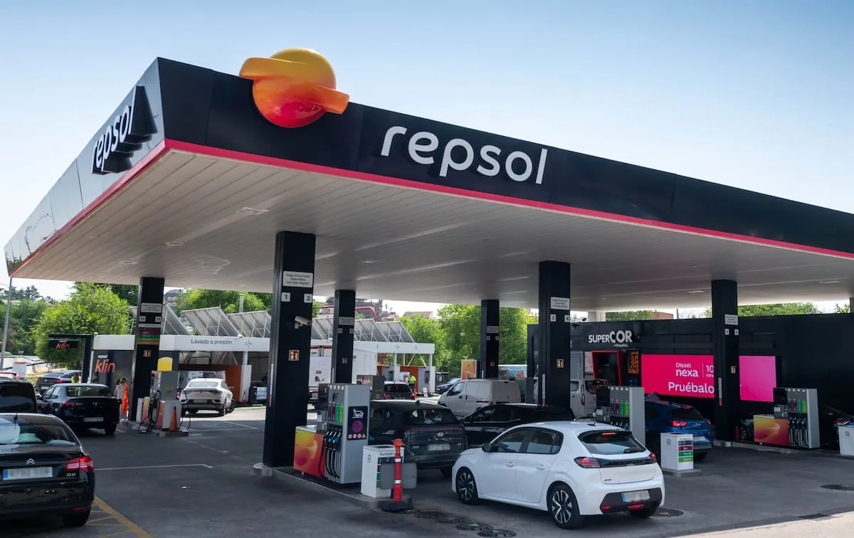 ¿Cómo ahorrar al repostar? Repsol aumenta sus descuentos en combustibles hasta el 6 de abril