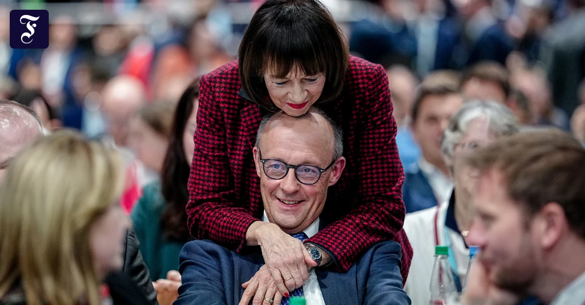 Herzblatt-Geschichten: Vertraut haucht sie ihn an