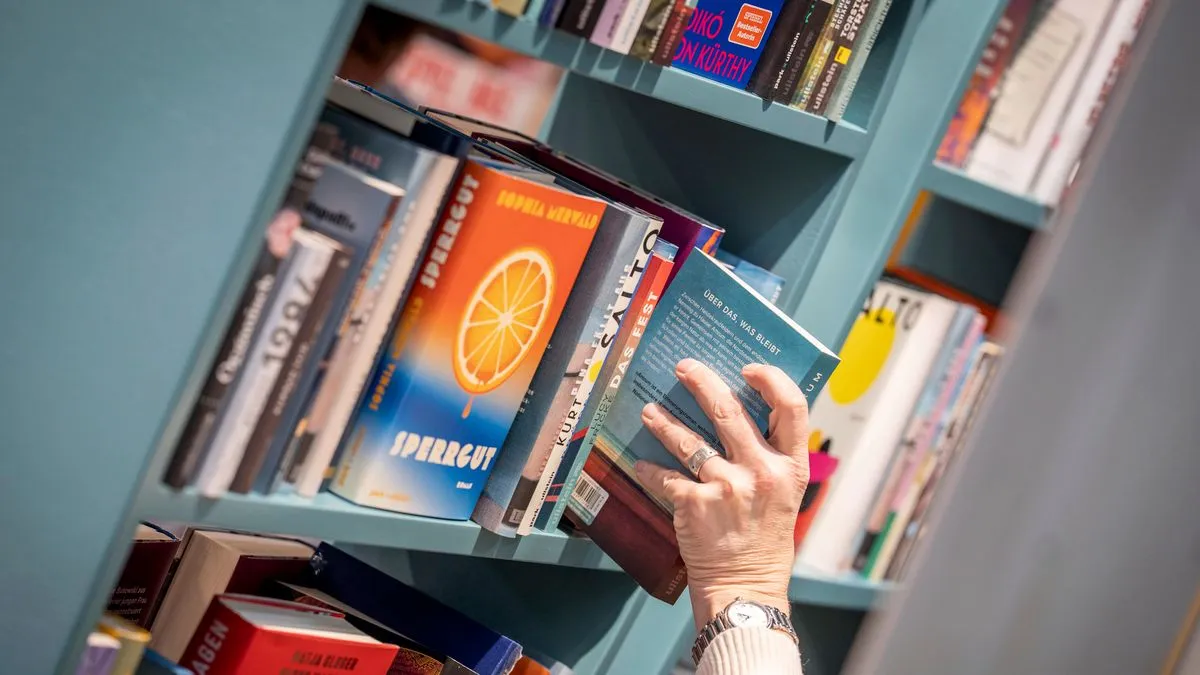 Literatur: »Teilweise ist es brutal, wie Bücher auf BookTok besprochen werden«