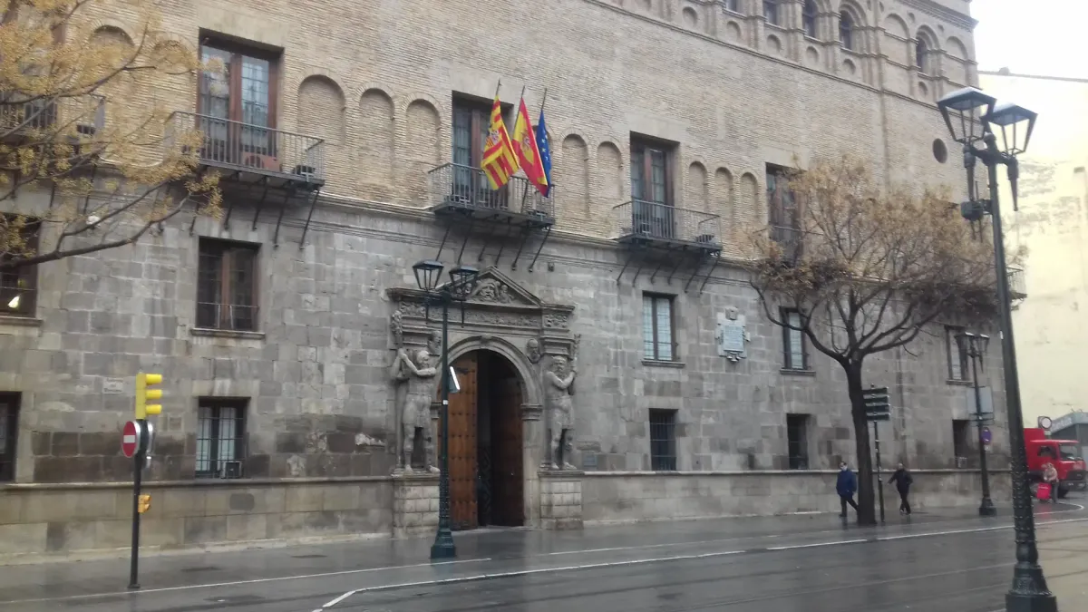 
         La Justicia obliga a indemnizar con 84.492 euros a un trabajador despedido tras ser visto en el bar de su pareja estando de baja 
    