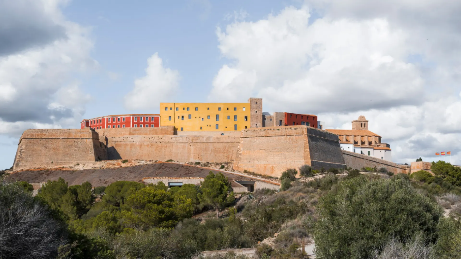 
         Abre un nuevo Parador en un castillo del siglo XVI con impresionantes vistas hacia el mar Mediterráneo 
    