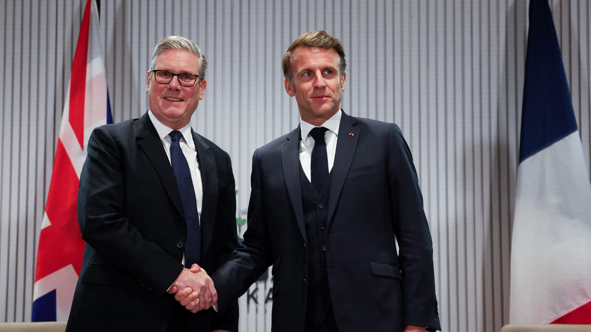 Le Royaume-Uni avance vers "une solution à la française" qui déplaît aux patrons: plus d'emplois qualifiés, moins de bas salaires, plus d'impôts... et plus de chômage (il dépasse désormais celui de l'Italie)